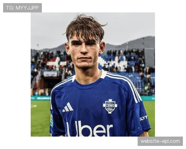 科莫五后卫退守禁区压缩空间，重点盯防迪马尔科边路突破